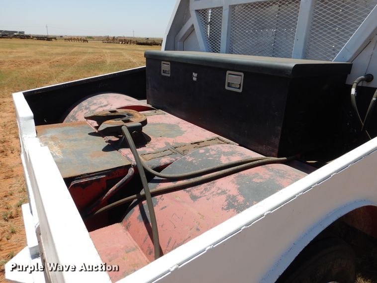 image for item HO9772 2004 Peterbilt 330  Crew Cab semi truck