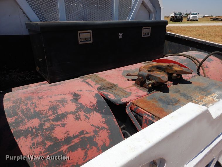 image for item HO9772 2004 Peterbilt 330  Crew Cab semi truck