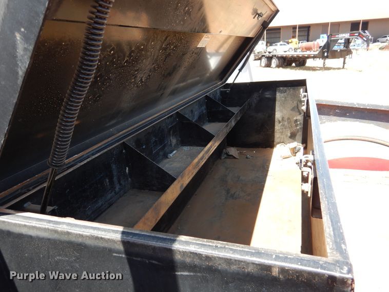 image for item HO9772 2004 Peterbilt 330  Crew Cab semi truck