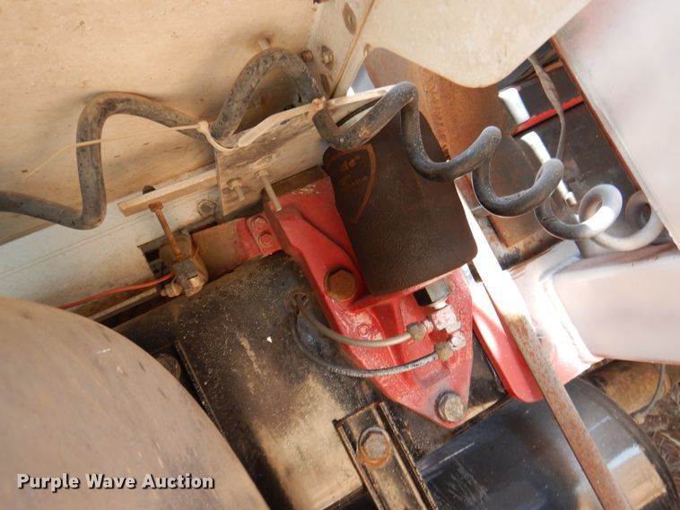 image for item HO9772 2004 Peterbilt 330  Crew Cab semi truck