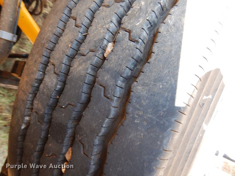 image for item HO9772 2004 Peterbilt 330  Crew Cab semi truck