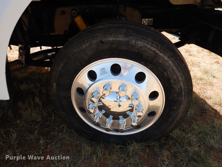 image for item HO9772 2004 Peterbilt 330  Crew Cab semi truck