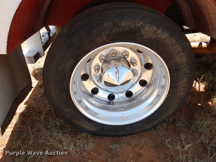 image for item HO9772 2004 Peterbilt 330  Crew Cab semi truck