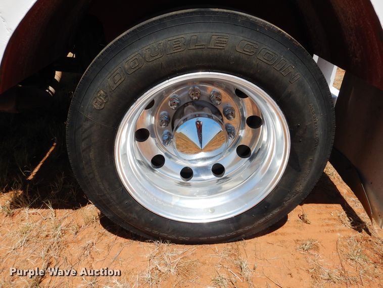 image for item HO9772 2004 Peterbilt 330  Crew Cab semi truck