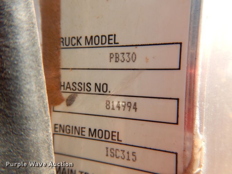 image for item HO9772 2004 Peterbilt 330  Crew Cab semi truck