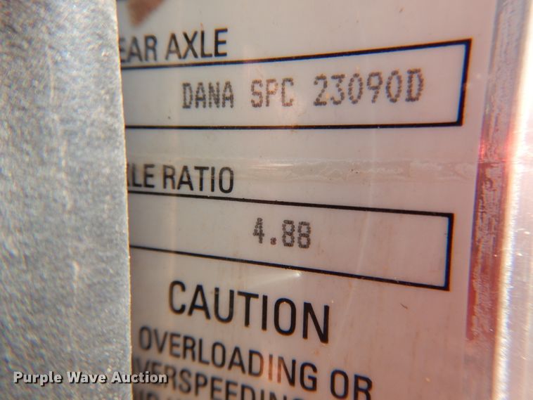 image for item HO9772 2004 Peterbilt 330  Crew Cab semi truck