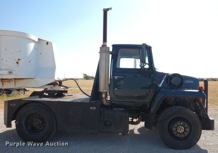 image for item HO9775 1987 Ford L9000  flatbed truck