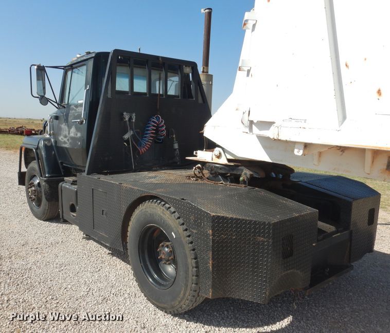 image for item HO9775 1987 Ford L9000  flatbed truck