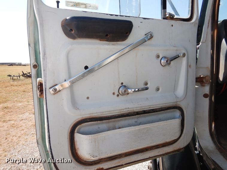 image for item HO9775 1987 Ford L9000  flatbed truck