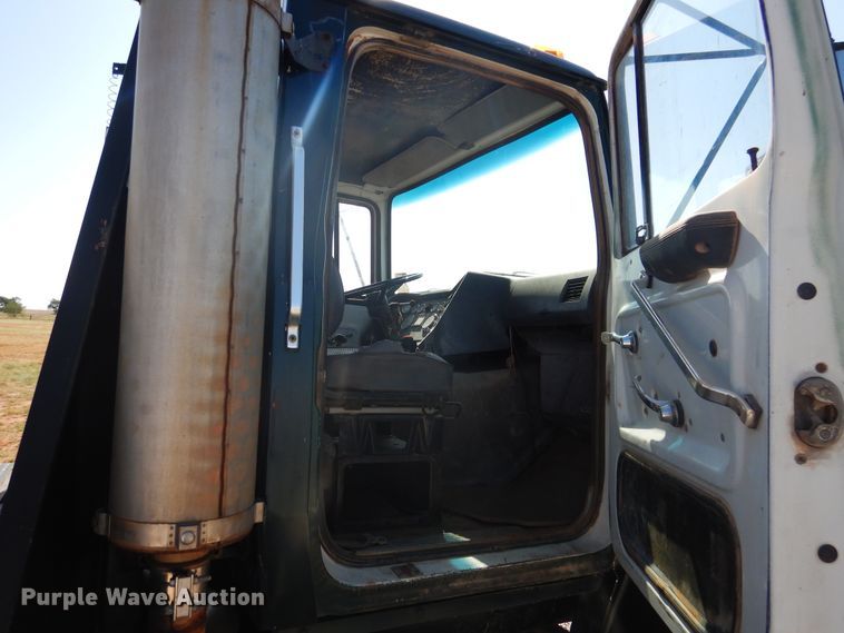 image for item HO9775 1987 Ford L9000  flatbed truck