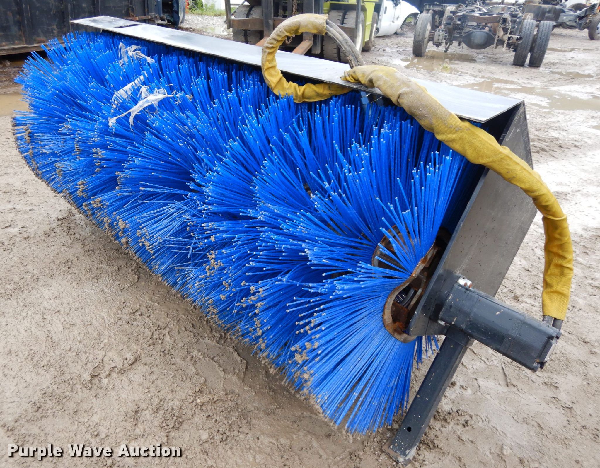 72"W skid steer broom in Omaha, NE Item DO9258 sold Purple Wave