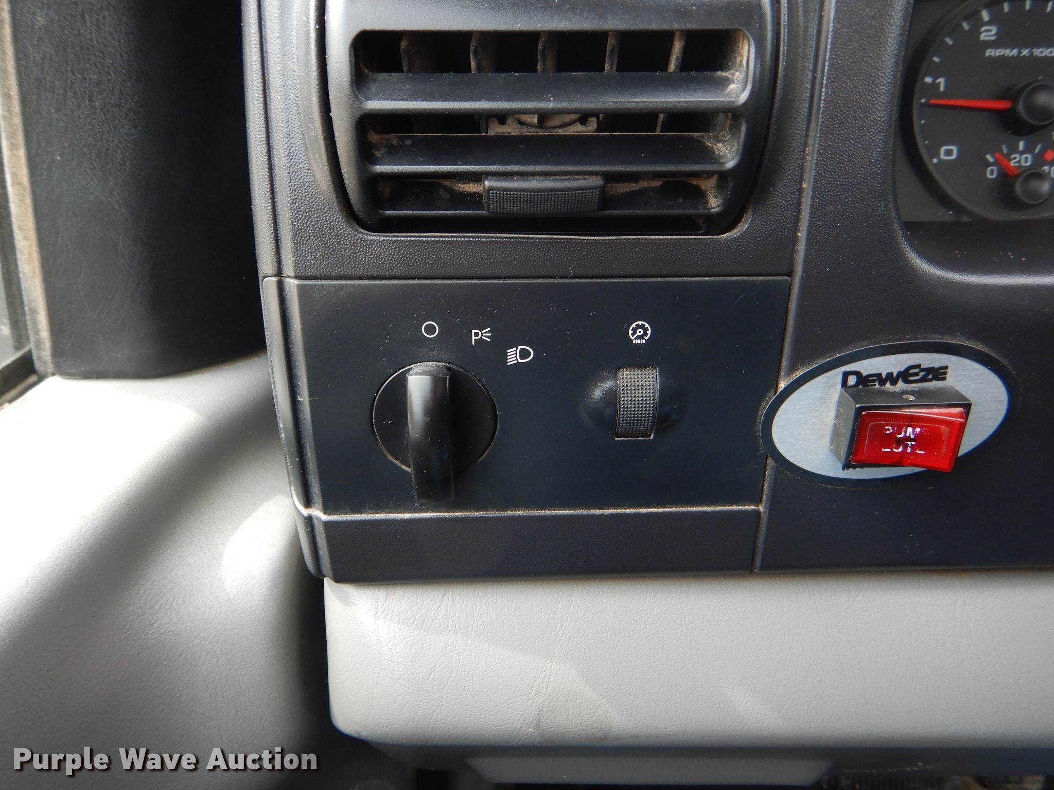 2005 Ford F350 Super Duty XL pickup truck cab and chassis in Milan, MO | Item HM9695 sold 