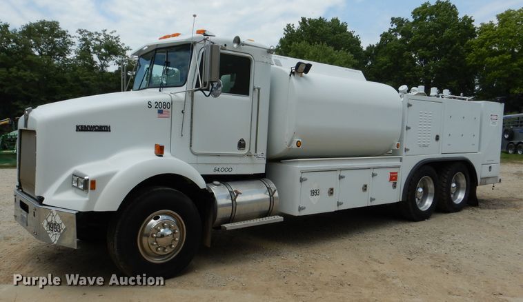 image for item DD2512 1993 Kenworth T450  lube truck