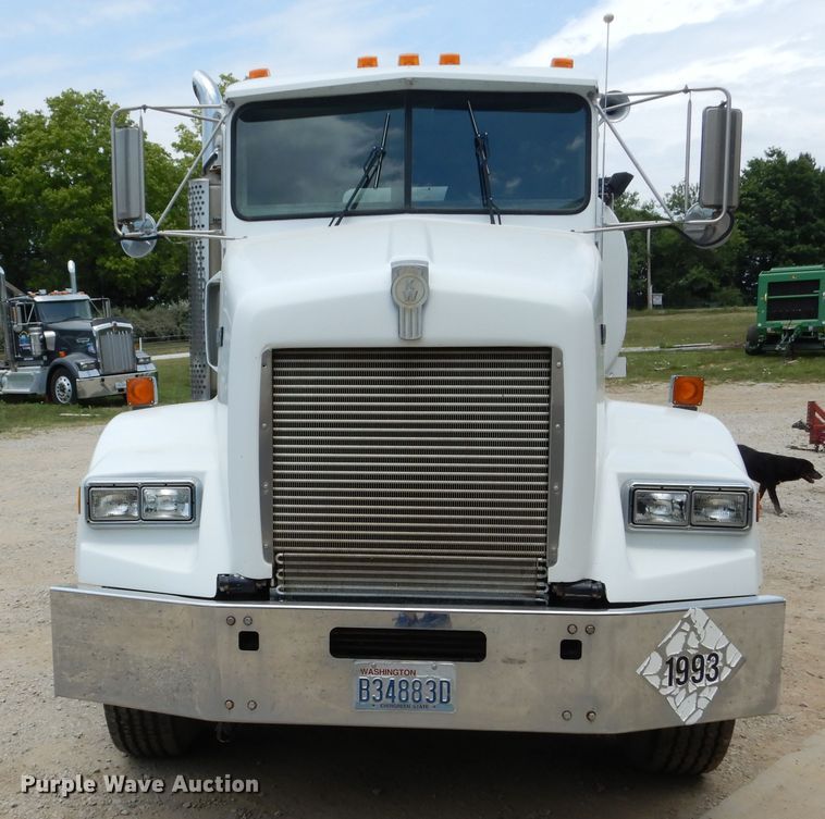 image for item DD2512 1993 Kenworth T450  lube truck