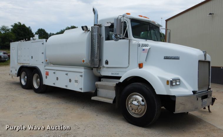 image for item DD2512 1993 Kenworth T450  lube truck