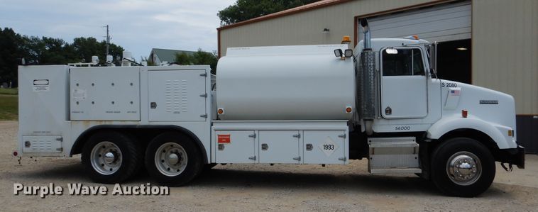 image for item DD2512 1993 Kenworth T450  lube truck