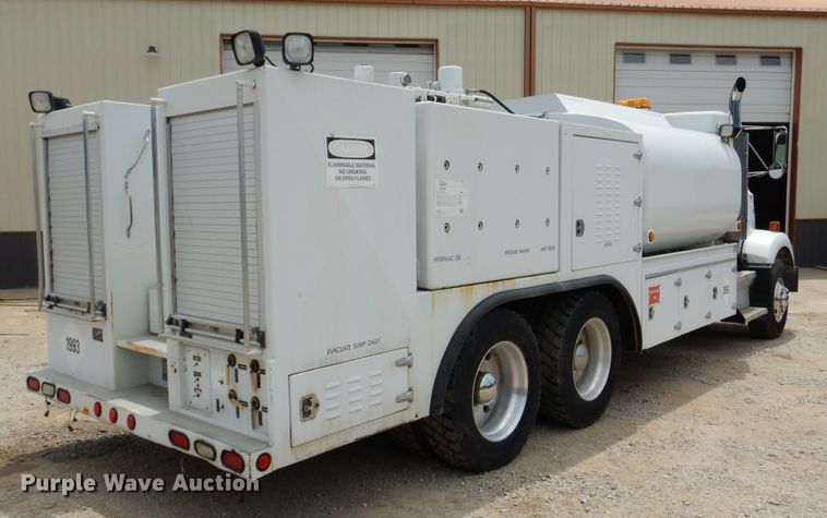 image for item DD2512 1993 Kenworth T450  lube truck