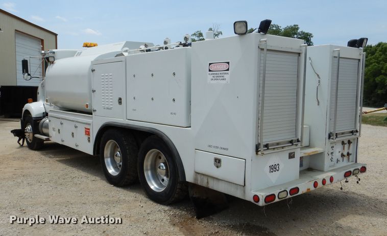 image for item DD2512 1993 Kenworth T450  lube truck