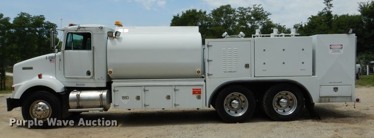 image for item DD2512 1993 Kenworth T450  lube truck