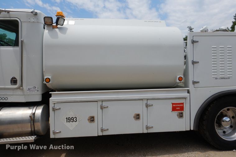 image for item DD2512 1993 Kenworth T450  lube truck