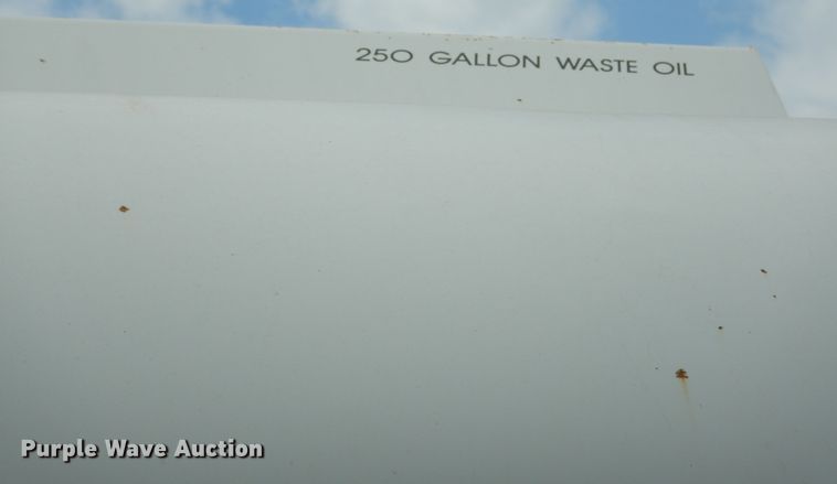 image for item DD2512 1993 Kenworth T450  lube truck