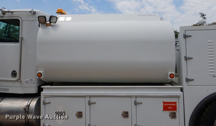 image for item DD2512 1993 Kenworth T450  lube truck
