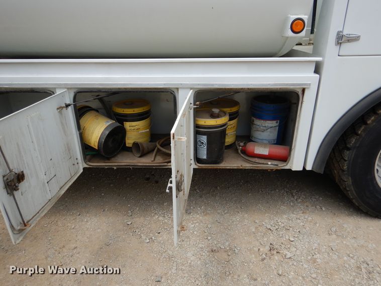 image for item DD2512 1993 Kenworth T450  lube truck