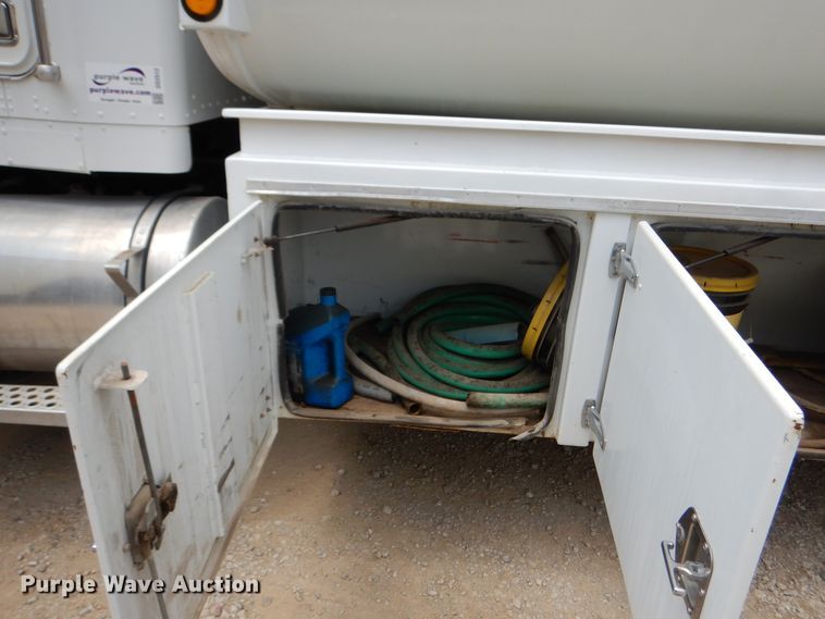 image for item DD2512 1993 Kenworth T450  lube truck