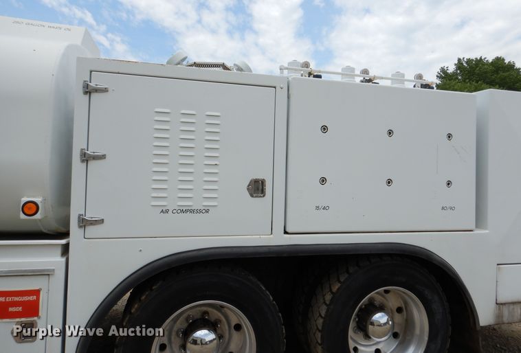 image for item DD2512 1993 Kenworth T450  lube truck