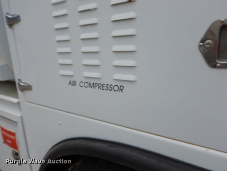 image for item DD2512 1993 Kenworth T450  lube truck