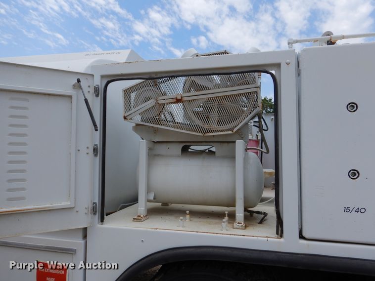 image for item DD2512 1993 Kenworth T450  lube truck