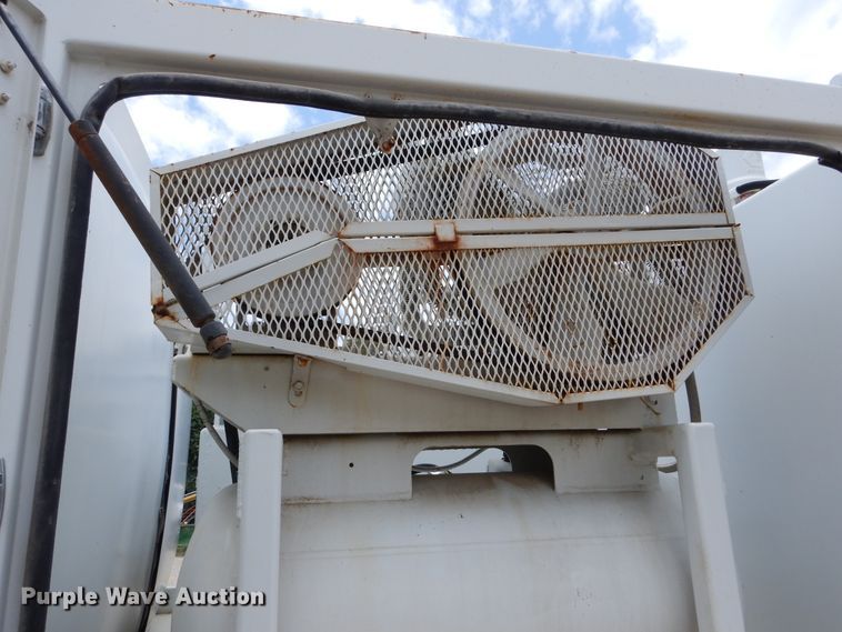 image for item DD2512 1993 Kenworth T450  lube truck