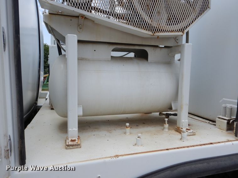 image for item DD2512 1993 Kenworth T450  lube truck