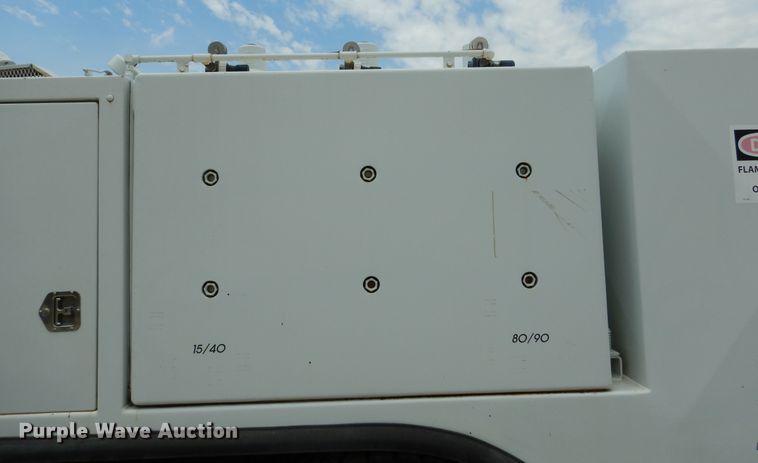 image for item DD2512 1993 Kenworth T450  lube truck