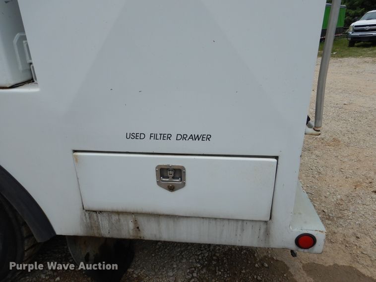 image for item DD2512 1993 Kenworth T450  lube truck