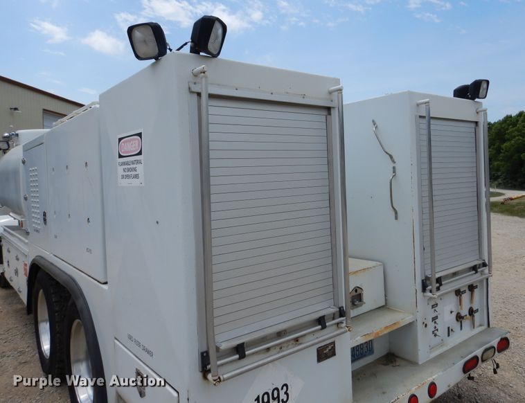 image for item DD2512 1993 Kenworth T450  lube truck