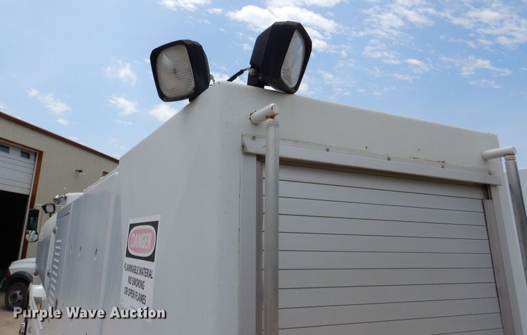 image for item DD2512 1993 Kenworth T450  lube truck