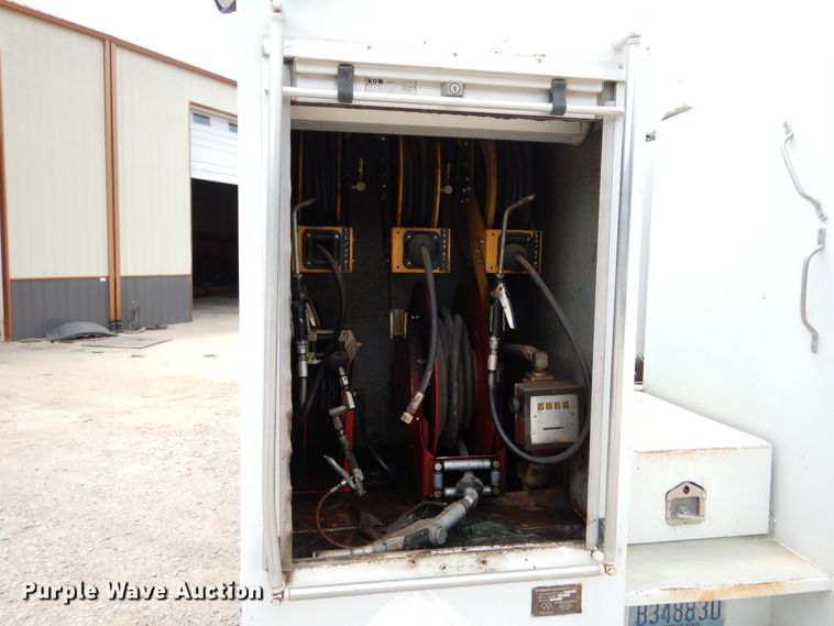 image for item DD2512 1993 Kenworth T450  lube truck