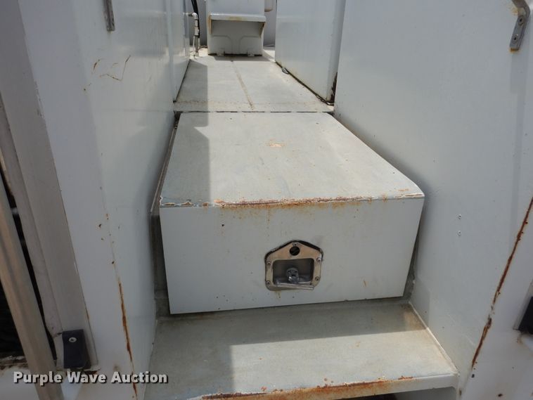 image for item DD2512 1993 Kenworth T450  lube truck