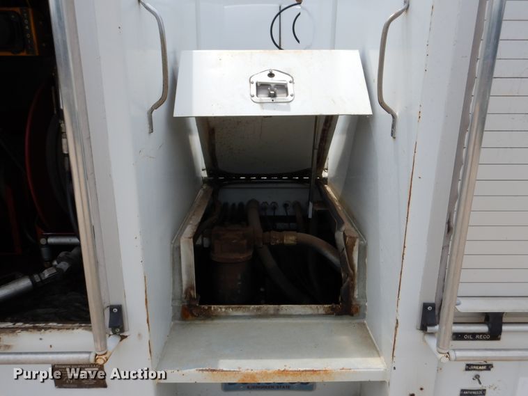 image for item DD2512 1993 Kenworth T450  lube truck