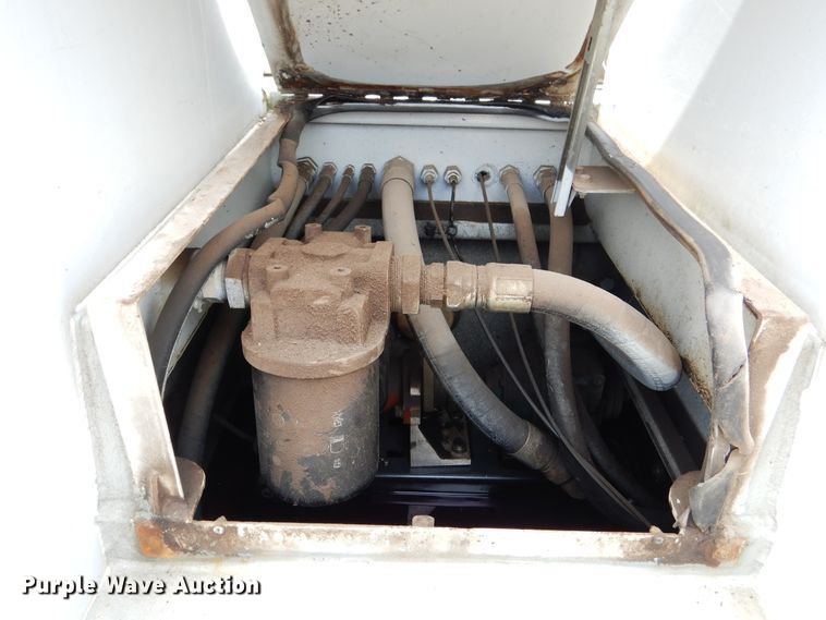 image for item DD2512 1993 Kenworth T450  lube truck