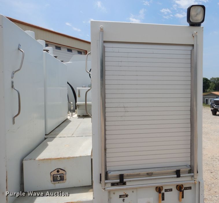 image for item DD2512 1993 Kenworth T450  lube truck