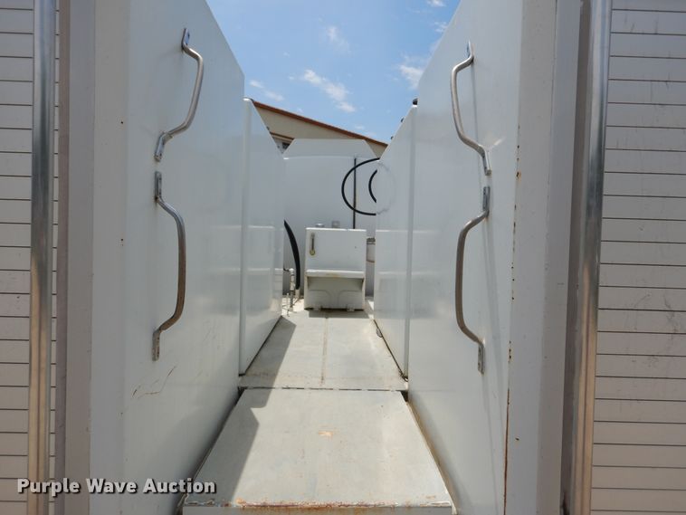 image for item DD2512 1993 Kenworth T450  lube truck