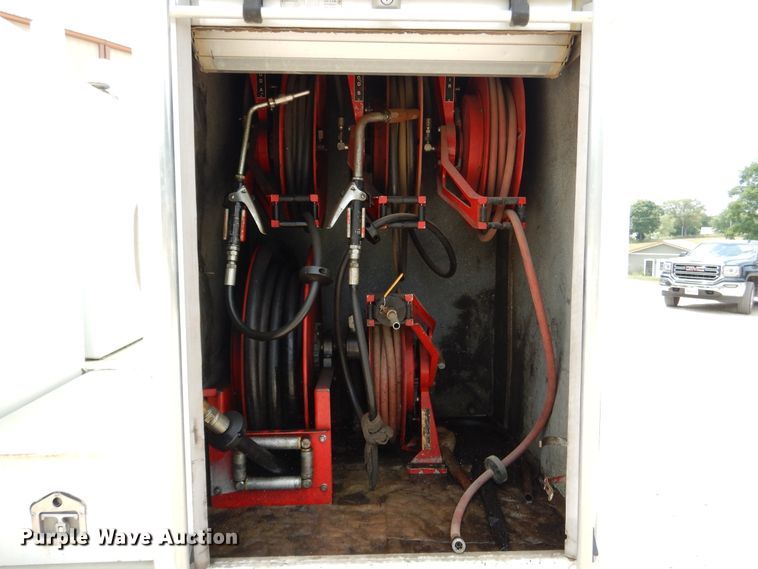 image for item DD2512 1993 Kenworth T450  lube truck