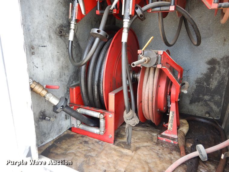 image for item DD2512 1993 Kenworth T450  lube truck