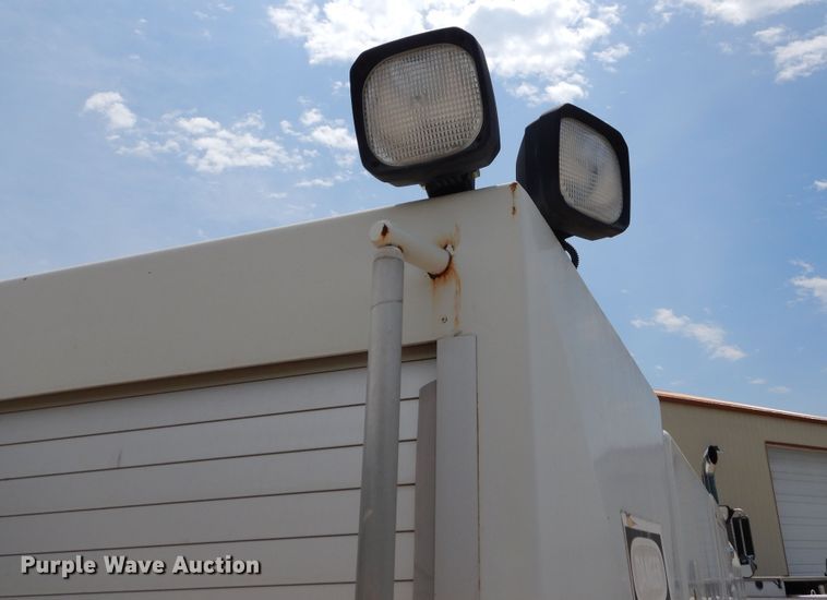 image for item DD2512 1993 Kenworth T450  lube truck