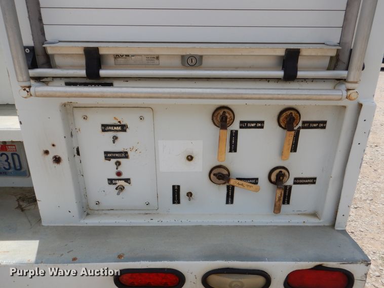 image for item DD2512 1993 Kenworth T450  lube truck