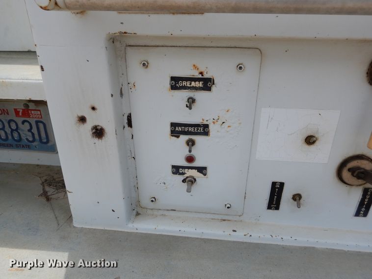 image for item DD2512 1993 Kenworth T450  lube truck