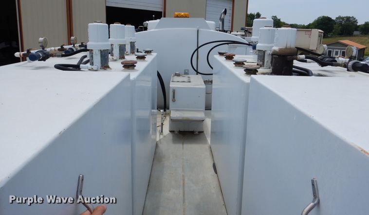 image for item DD2512 1993 Kenworth T450  lube truck