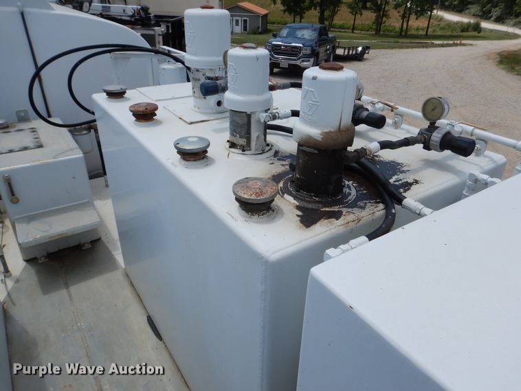 image for item DD2512 1993 Kenworth T450  lube truck